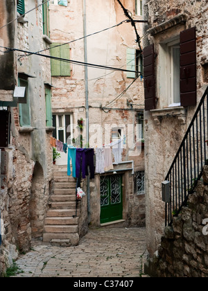 Une belle vue d'une chambre avec une corde dans la vieille ville de Rovinj. Banque D'Images