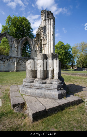 Les ruines de St Mary's Abbey dans le Musée Jardins à York, North Yorkshire, UK Banque D'Images