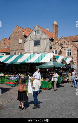 Les étals de marché à Newgate Market situé sur le Capharnaüm, le centre-ville de York, North Yorkshire, UK Banque D'Images