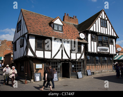 Les gens en passant devant un restaurant à la façade de bois Tudor sur la pagaille près de Newgate Market, le centre-ville de York, North Yorkshire, UK Banque D'Images