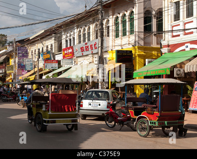 Tuk-tuks dans le principal quartier commerçant et des restaurants, à proximité de l'ancien marché, Siem Reap, Cambodge Banque D'Images