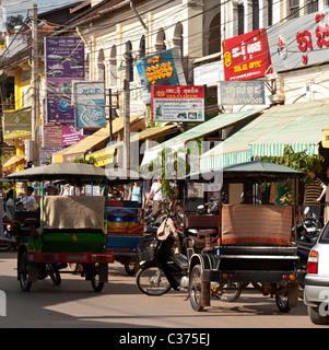 Tuk-tuks dans le principal quartier commerçant et des restaurants, à proximité de l'ancien marché, Siem Reap, Cambodge Banque D'Images