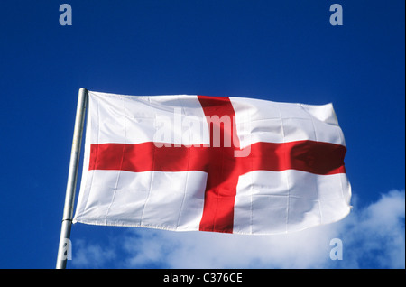 Le Drapeau de saint George Saint George drapeaux nationaux Angleterre Anglais croix rouge mât mâts totémiques pôle flagstaff UK soufflant Banque D'Images