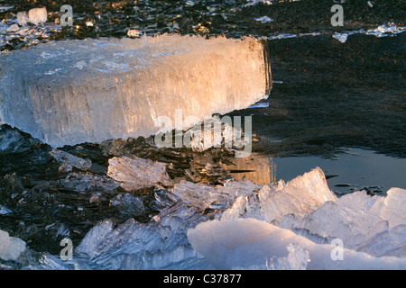 La dérive sur la rivière de Sibérie Irtysh sous le coucher du soleil Banque D'Images