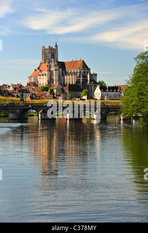 La Cathédrale de Saint Etienne à Auxerre, à partir de la rivière l'Yonne. L'espace pour le texte dans le ciel. Banque D'Images