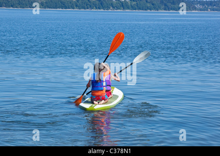 Les filles sur paddle board dans le lac Banque D'Images