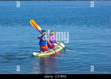 Les filles sur paddle board dans le lac Banque D'Images