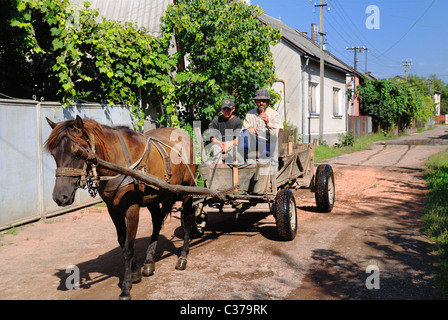 Les gens à cheval sur un cheval panier, l'ouest de l'Ukraine Banque D'Images