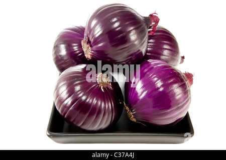Photo d'un tas de oignons rouges sur une plaque noire Banque D'Images