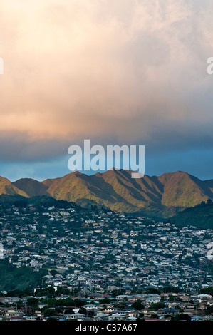 Fin d'après-midi s'allume les collines au-dessus des maisons dans la banlieue est d'Honolulu, Hawaii. Banque D'Images