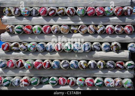 Rouleaux de matériel prêt à être chargé sur bateau dhow, Dubaï Creek, Deira, Dubaï, Émirats Arabes Unis Banque D'Images