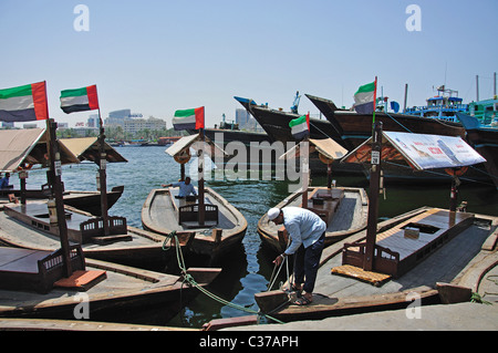 Bateaux boutre à Deira Old Souk Abra Station, Deira, Dubaï, Émirats arabes Unis Banque D'Images