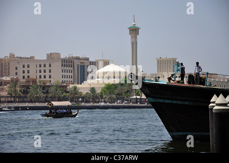 Traversée en bateau dhow arabe la Crique de Dubaï, Deira, Dubaï, Émirats Arabes Unis Banque D'Images