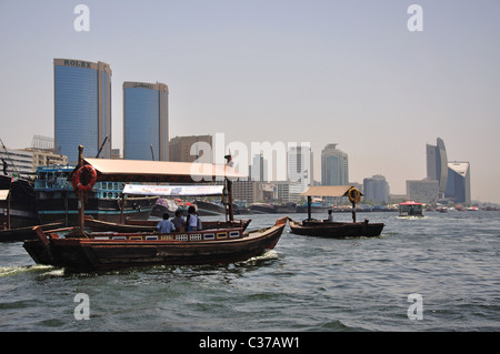 Bateaux dhow arabe Dubaï Creek Crossing, Bur Dubai, Dubaï, Émirats Arabes Unis Banque D'Images