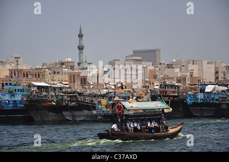 Bateaux dhow arabe Dubaï Creek Crossing, Bur Dubai, Dubaï, Émirats Arabes Unis Banque D'Images