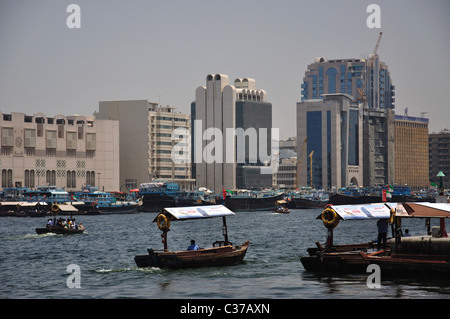 Bateaux dhow arabe Dubaï Creek Crossing, Bur Dubai, Dubaï, Émirats Arabes Unis Banque D'Images