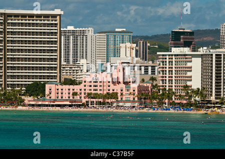 Une vue de l'emblématique Hôtel Royal Hawaiian rose dans la section de Waikiki, Honolulu, Hawaii. Banque D'Images