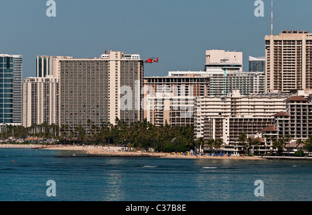 Bâtiments de l'hôtel semblent foule le littoral le long de la célèbre plage de Waikiki Honolulu. Banque D'Images