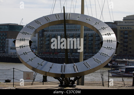 Abstract view of St Katharine's Dock London Cadran solaire Banque D'Images