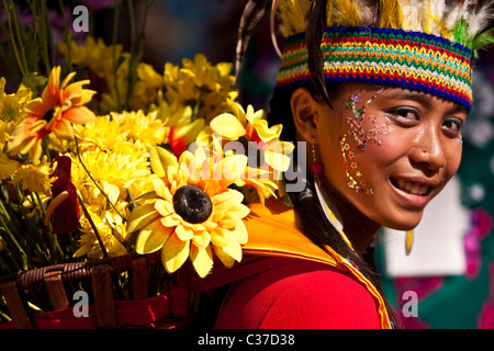Un portrait d'un danseur de rue transportant des tournesols. Banque D'Images
