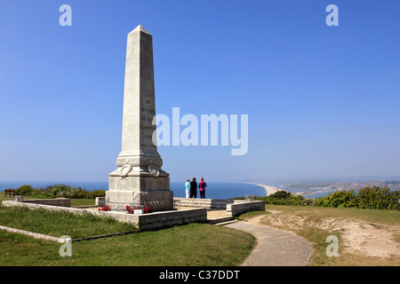 Vue sur plage de Chesil du War Memorial à Portland, Weymouth, Dorset, Angleterre, Royaume-Uni Banque D'Images