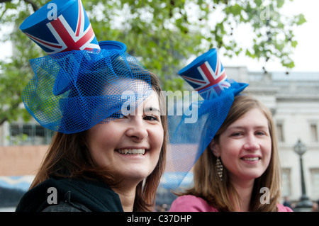 29 avril 2011 Mariage Royal. Trafalgar Square. Les jeunes femmes portant un voile bleu et Union Jack hats Banque D'Images