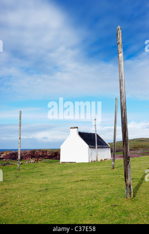 Les Saumons Bothy et poteaux pour le séchage net. Le saumon, Clachtoll Clachtoll, Assynt, Sutherland, Highland, Scotland, UK Banque D'Images