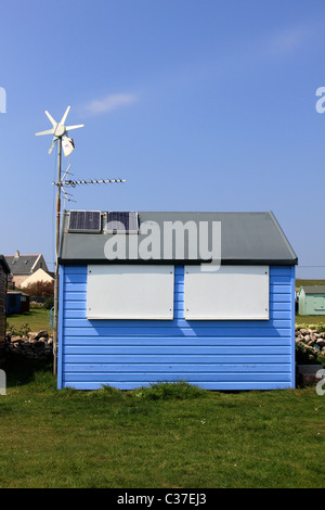 Éoliennes et panneaux solaires sur une cabane de plage à Portland Bill, Weymouth, Dorset, Angleterre, Royaume-Uni Banque D'Images