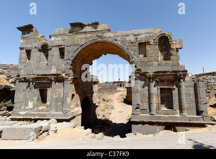 Bosra. La Syrie. Vue du second siècle porte d'arche et nabatéennes qui conduit à un temenos à colonnades d'un temple nabatéen. Banque D'Images