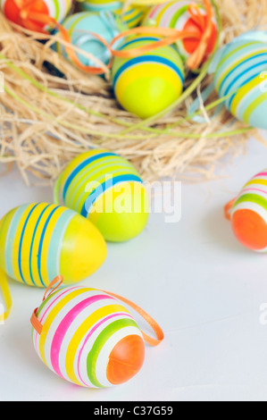 Peindre les oeufs de Pâques colorés Banque D'Images