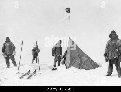 Robert Falcon Scott et les membres de son expédition Terra Nova de 1910 - 1913 au Pôle Sud en Antarctique en janvier 1912. Banque D'Images