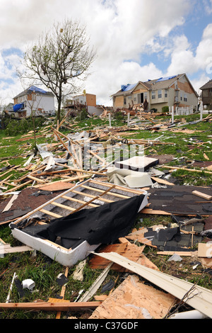 SAINT LOUIS, MISSOURI - 26 avril : maisons détruites après les tornades a frappé la région de Saint Louis le vendredi 22 avril 2011 Banque D'Images