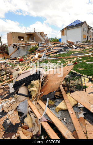 SAINT LOUIS, MISSOURI - 26 avril : maisons détruites après les tornades a frappé la région de Saint Louis le vendredi 22 avril 2011 Banque D'Images