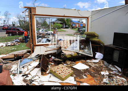 SAINT LOUIS, MISSOURI - 26 avril : nettoyer après les tornades a frappé la région de Saint Louis le vendredi 22 avril 2011 Banque D'Images