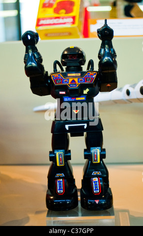 Londres, Royaume-Uni, Vintage Toy robot Vintage exposé à l'intérieur du « London Toy & Model Museum » « Galaxy Super Mechanic Fighter, 1986 » (fabriqué à Taiwan) Banque D'Images