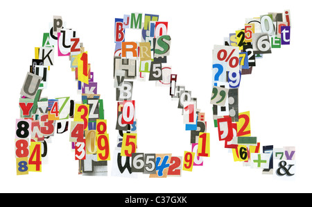 Lettres ABC fait de papier journal les lettres, nombres et signes de ponctuation, isolated on white Banque D'Images