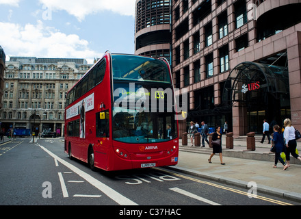 Londres, Angleterre, Red Double Decker Bus de la ville, des scènes de rue Banque D'Images