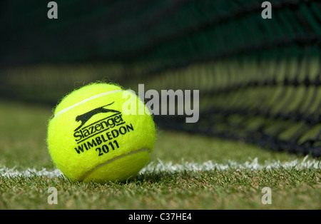 Slazenger Wimbledon 2011 balle de tennis est situé sur une cour d'herbe pendant le tennis de Wimbledon Banque D'Images