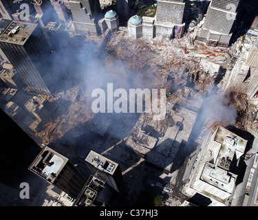 010917-N-7479T-514 Ground Zero, New York, N.Y. (sept. 17, 2001) -- Une vue aérienne montre qu'une petite partie du crime s Banque D'Images