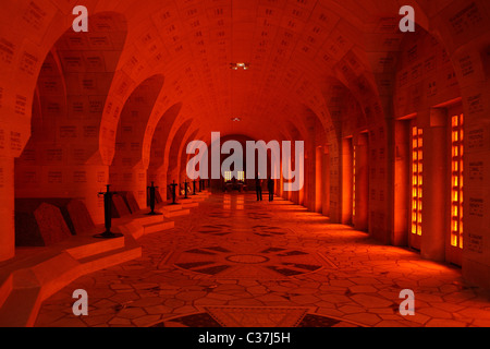 Tombes de granit à l'ossuaire de Douaumont, Verdun, France Banque D'Images