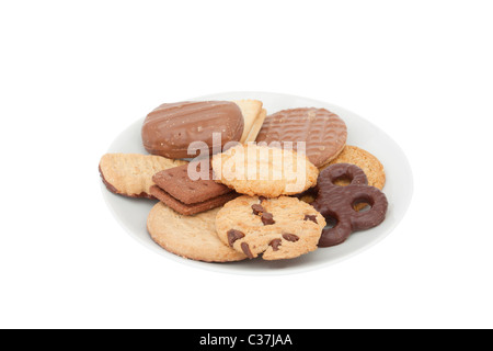 Différents types de biscuits sur une plaque sur un fond blanc Banque D'Images