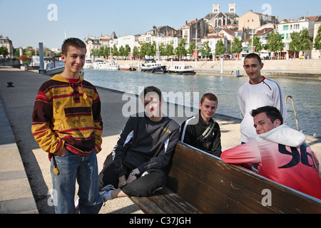 Un groupe de jeunes à la Meuse, Verdun, France Banque D'Images