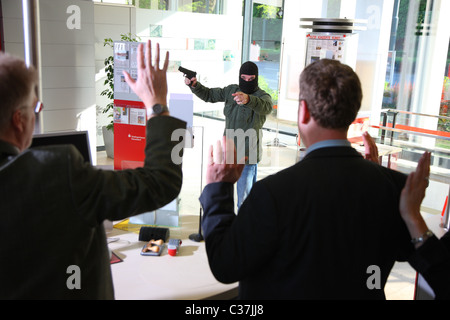 L'exercice de la police. Vol de banque. Voleur de banque avec une arme prend des otages dans une banque. Banque D'Images