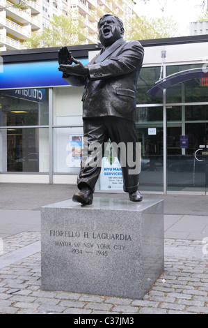 La statue de l'ancien maire de la ville de New York, Fiorello La Guardia sur Laguardia Place entre Bleecker Street et West 3rd Street. Banque D'Images