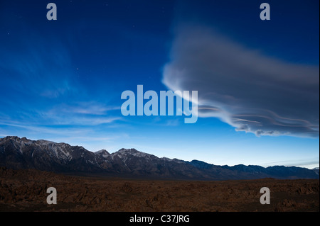 Sierra vague - nuages lenticulaires dans ciel au-dessus de la Sierra Nevada jusqu'après le crépuscule, California, USA Banque D'Images