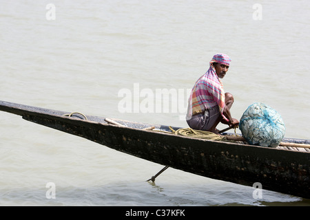 Pêcheur sur son bateau dans les Sunderbans National Park dans l'ouest du Bengale, en Inde. Banque D'Images