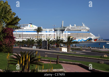 Bateau de croisière AIDAblu dans le port de Puerto del Rosario, Fuerteventura, Îles Canaries, Espagne. Banque D'Images