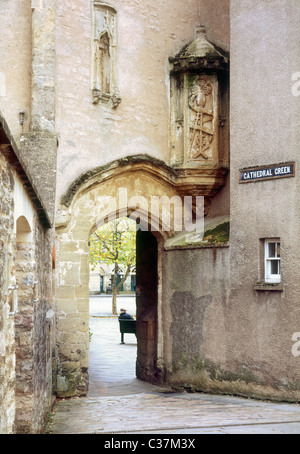Le porche menant de Wells Cathedral Green à la place du marché à travers le Sou Porche, Wells, Somerset, Angleterre Banque D'Images