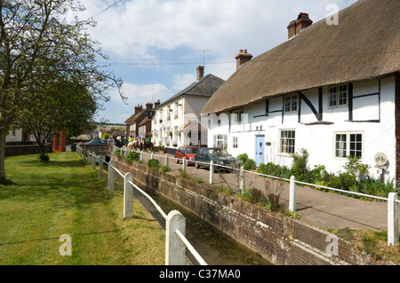 Rangée de cottages à toit de chaume vieux East Meon Meon Valley, dans le Hampshire, au Royaume-Uni Banque D'Images