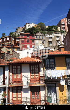 Lave-se bloque sur un balcon dans le centre de Porto, Portugal. Banque D'Images